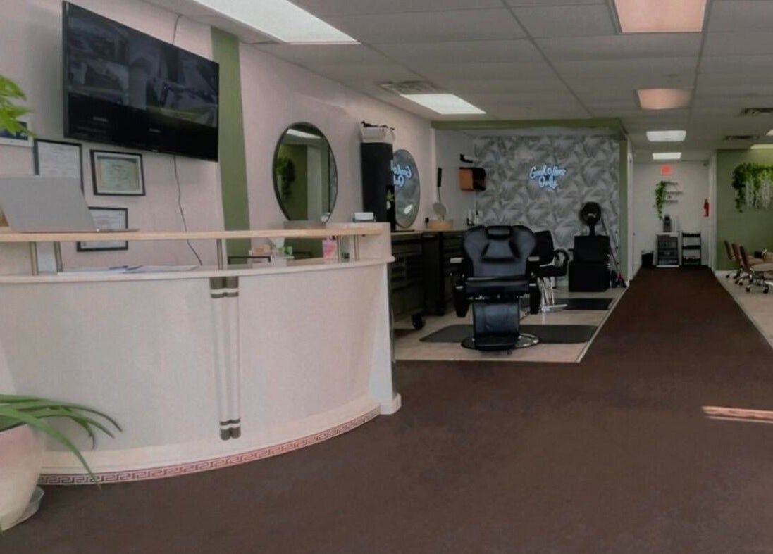 Interior moderno de ICHY NAILS SALON en Waukegan, Illinois, US. Decorado con espejo y plantas.