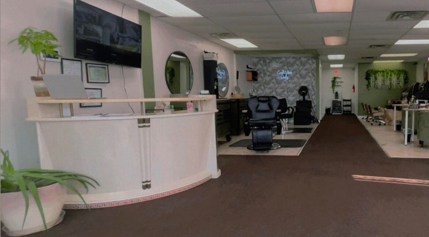 Interior moderno de ICHY NAILS SALON en Waukegan, Illinois, US. Decorado con espejo y plantas.
