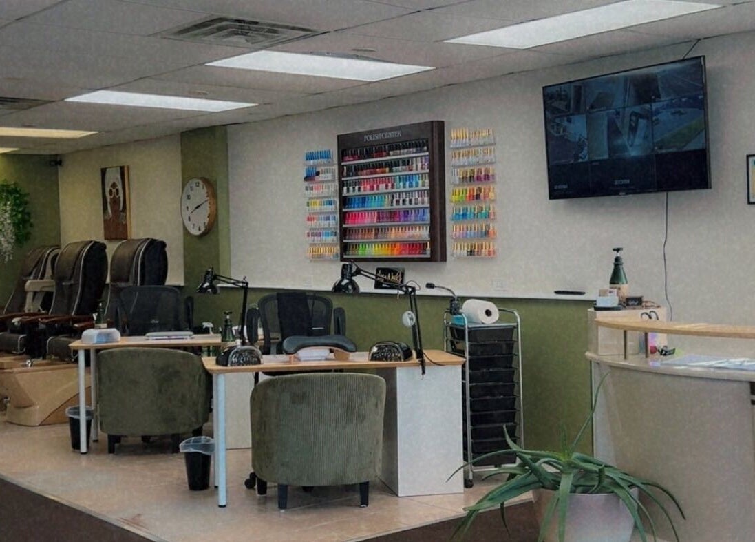 Sala de ICHY NAILS SALON en Waukegan, Illinois, US, con sillas de masaje y colores de esmalte.