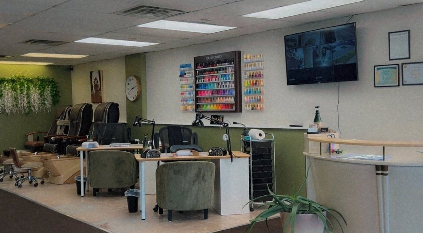 Sala de ICHY NAILS SALON en Waukegan, Illinois, US, con sillas de masaje y colores de esmalte.