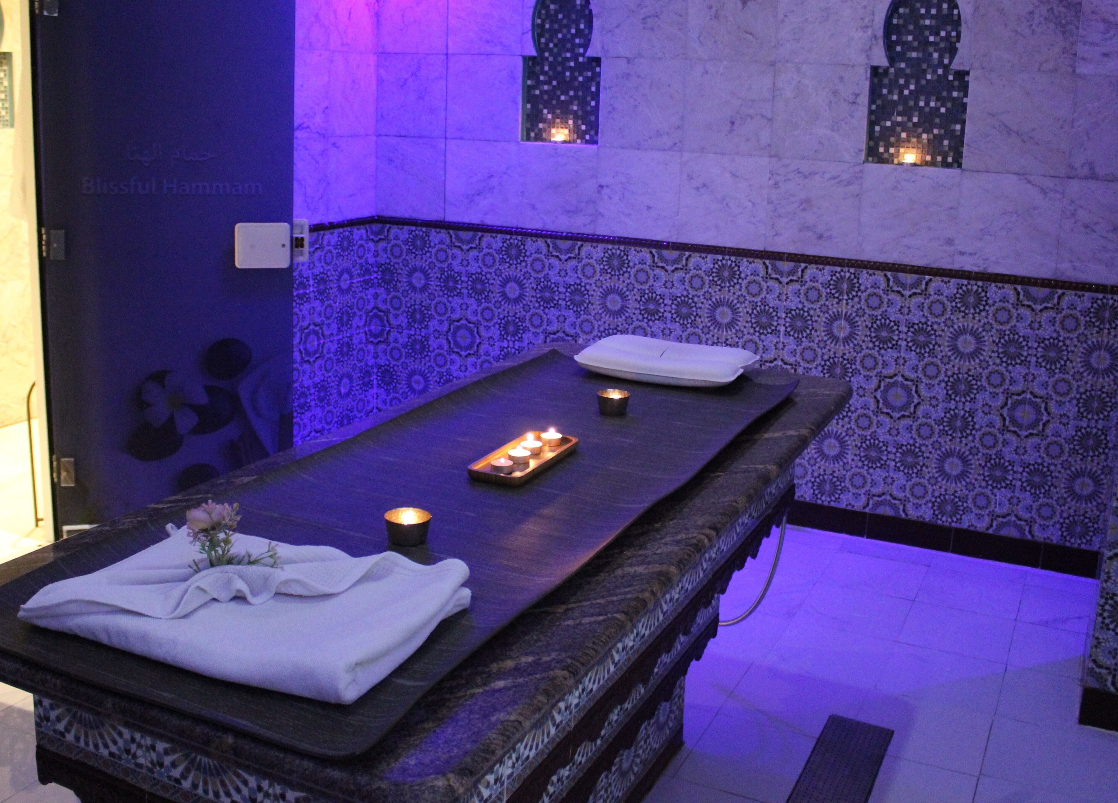Relaxing Hammam room at Niyama Spa at DoubleTree by Hilton Al Jadaf, دبي, دبي, AE, with candles and fresh towels.