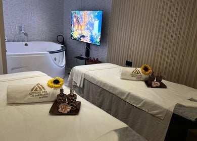 Relaxing spa room at Azurro Spa by Niyama - Avani IBN Batuta, دبي, AE with massage beds and a tub.