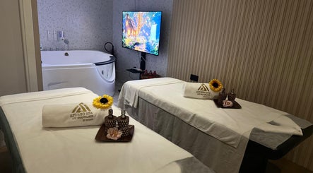 Relaxing spa room at Azurro Spa by Niyama - Avani IBN Batuta, دبي, AE with massage beds and a tub.
