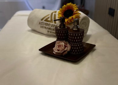Elegant spa setting at Azurro Spa by Niyama - Avani IBN Batuta, دبي, AE with rose and sunflower decor.