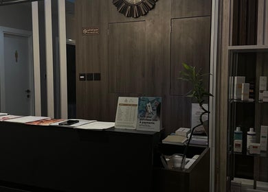 Reception area of Azurro Spa by Niyama - Avani IBN Batuta, دبي, AE with a modern wooden design.