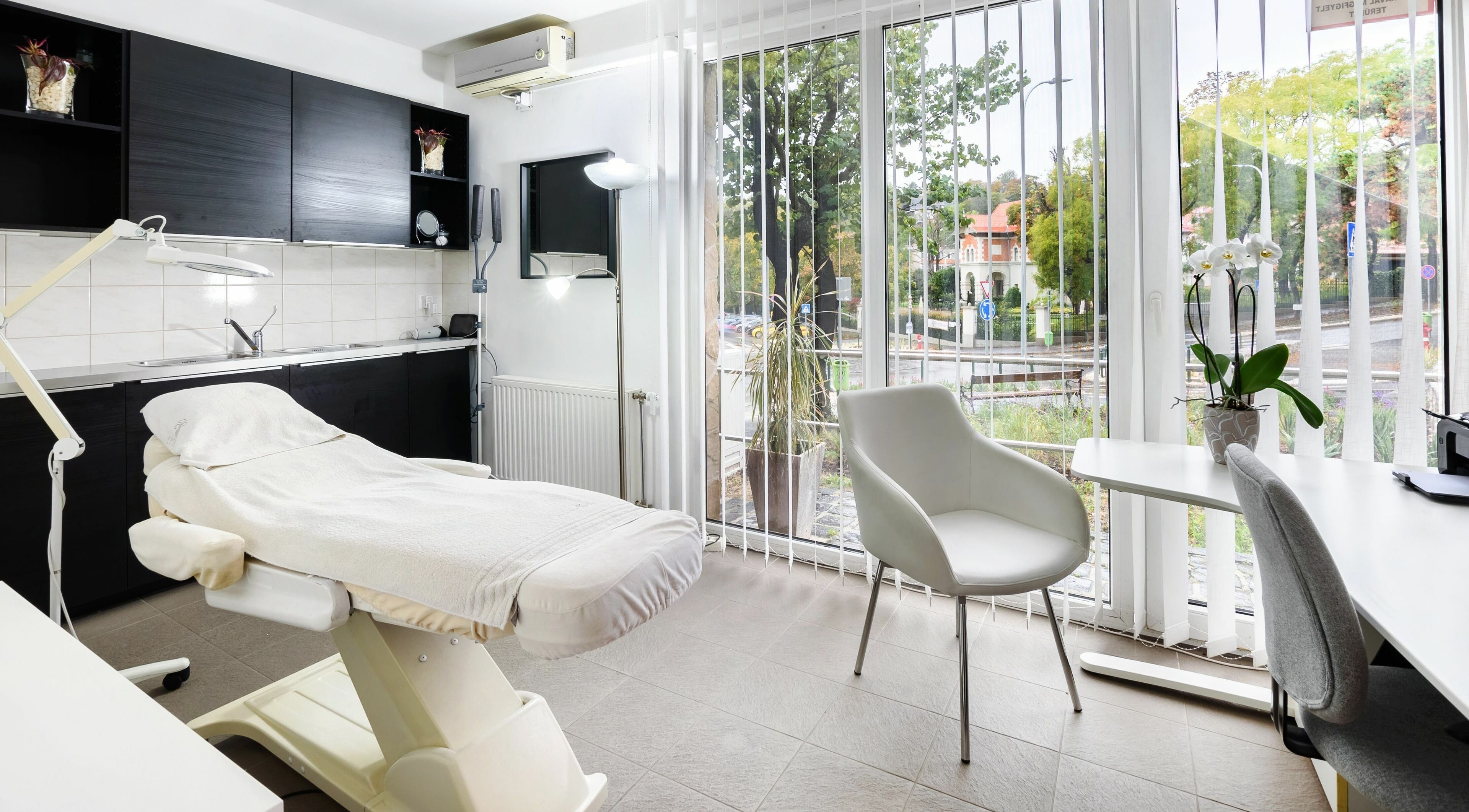 Modern kezelő helyiség a Wellmed Beauty and Medical szalonban, Budapest, Magyar, HU címen.