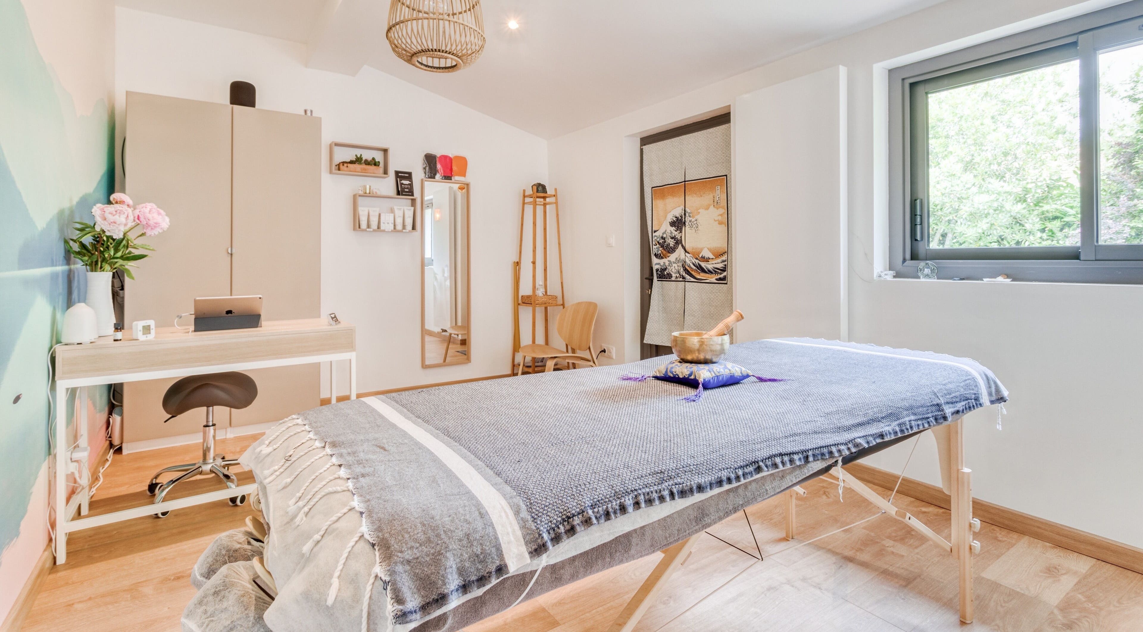Salle de massage apaisante à Eric BienEtre, Pessac, FR, avec déco zen et table de soin confortable.