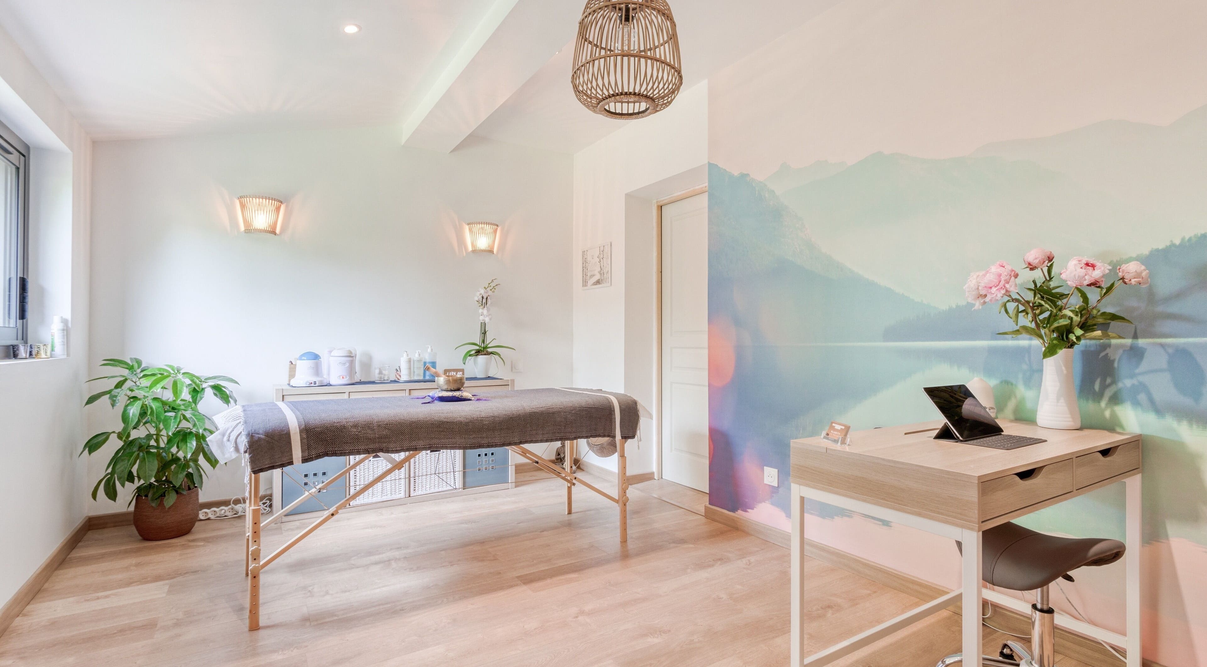 Salle de massage apaisante à Eric BienEtre, Pessac, FR avec table et déco florale.