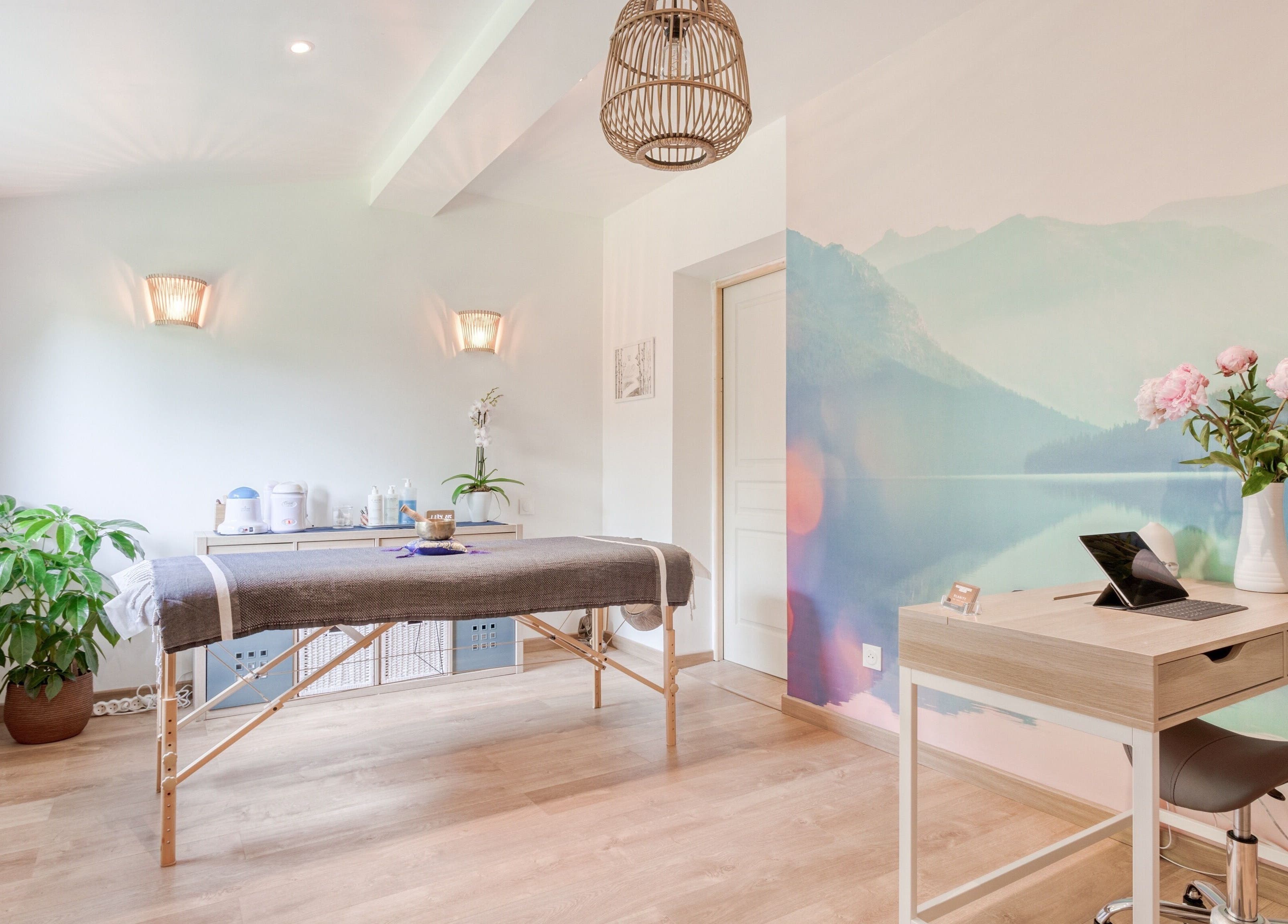 Salle de massage lumineuse chez Eric BienEtre à Pessac, FR avec table et décor apaisant.