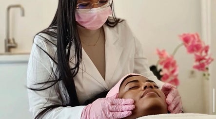 Aesthetician performs calming facial at Lux Beauty Clinic Suriname in Paramaribo, Paramaribo, SR.