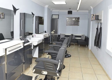 Modern interior of Aynadaki Guzellik salon in Kırklareli, Kırklareli, TR with chic styling chairs.