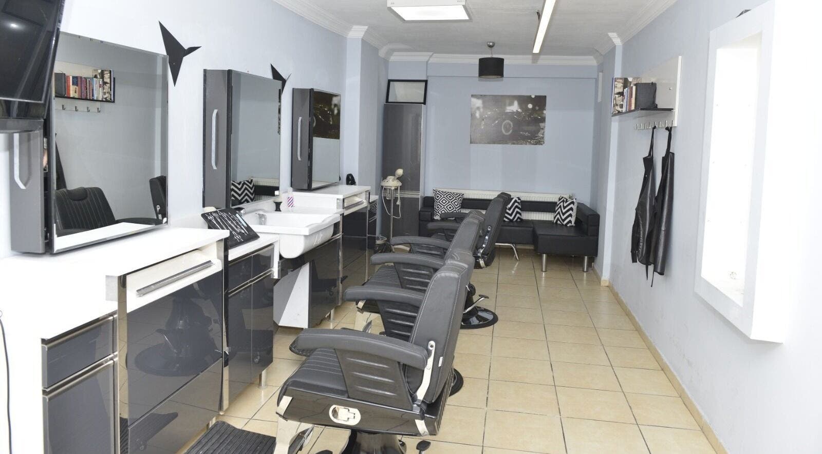 Modern interior of Aynadaki Guzellik salon in Kırklareli, Kırklareli, TR with chic styling chairs.