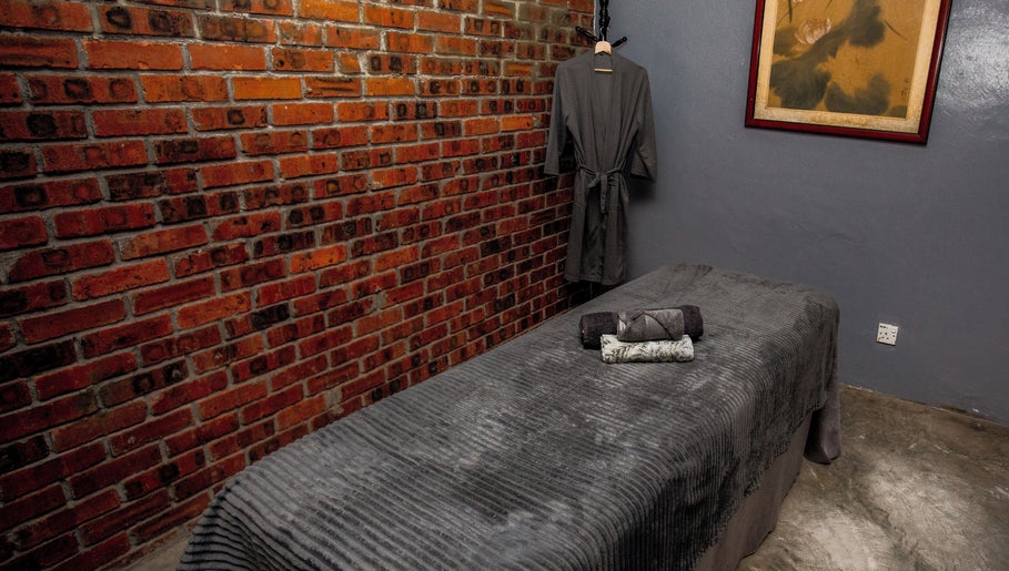 Relaxing therapy room at Roseville Therapy Centre & Spa, Kota Bharu, Kelantan, MY, featuring a cozy massage table.