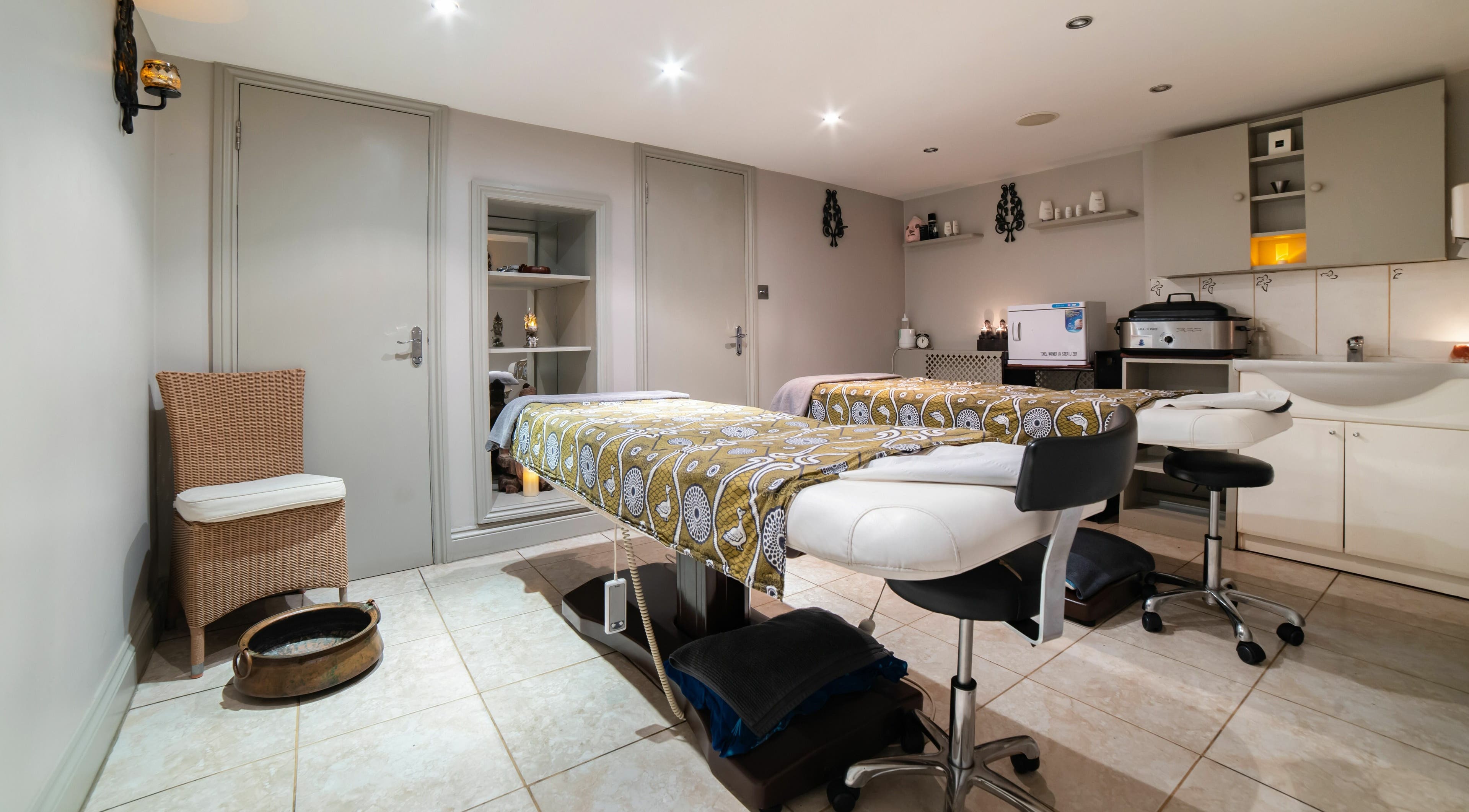 Relaxing massage room at Himalayan Springs Spa & Massage Centre, London, England, GB.