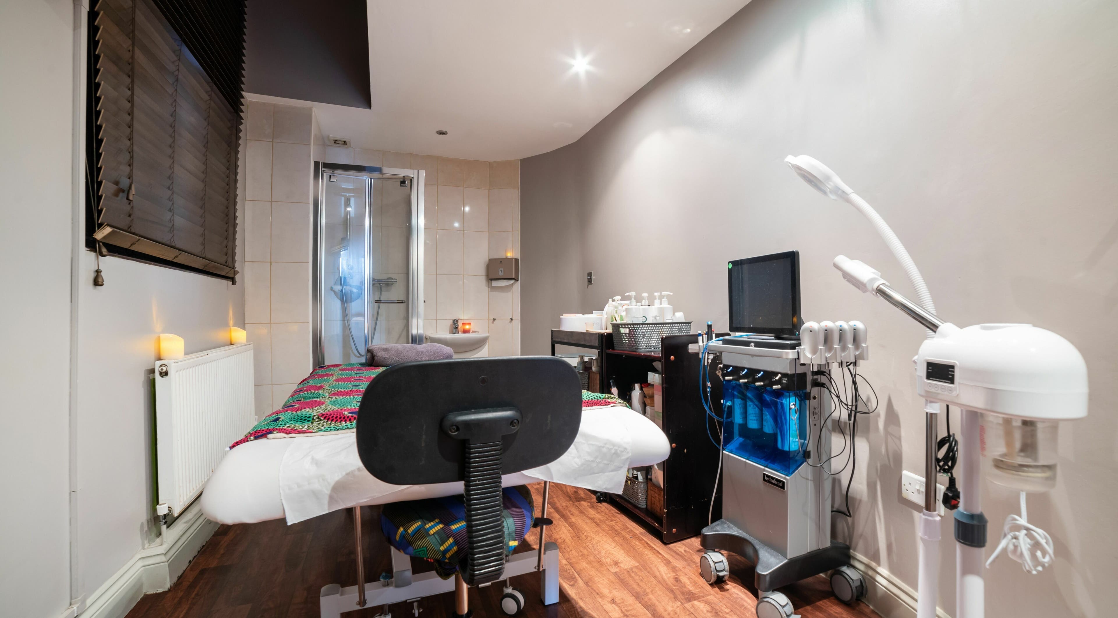 Relaxing treatment room at Himalayan Springs Spa & Massage Centre, London, England, GB with modern amenities.