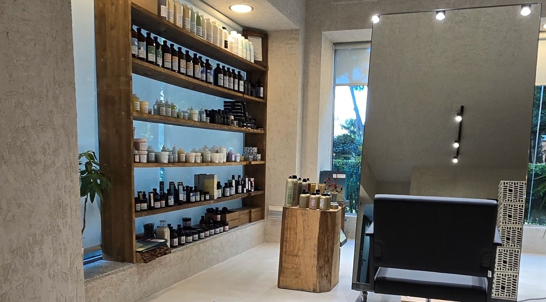 Productos de belleza en estantes en Akaba Salon, Madrid, Comunidad De Madrid, ES.