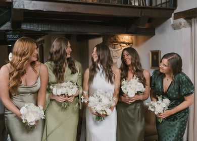 Bridal party in elegant dresses with bouquets at Rogue & Vow, Blidworth, England, GB.