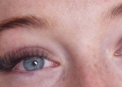 Closeup of elegant eyelash extensions at Jos Beauty Cabin, Alexandria, Scotland, GB, highlighting expertise.