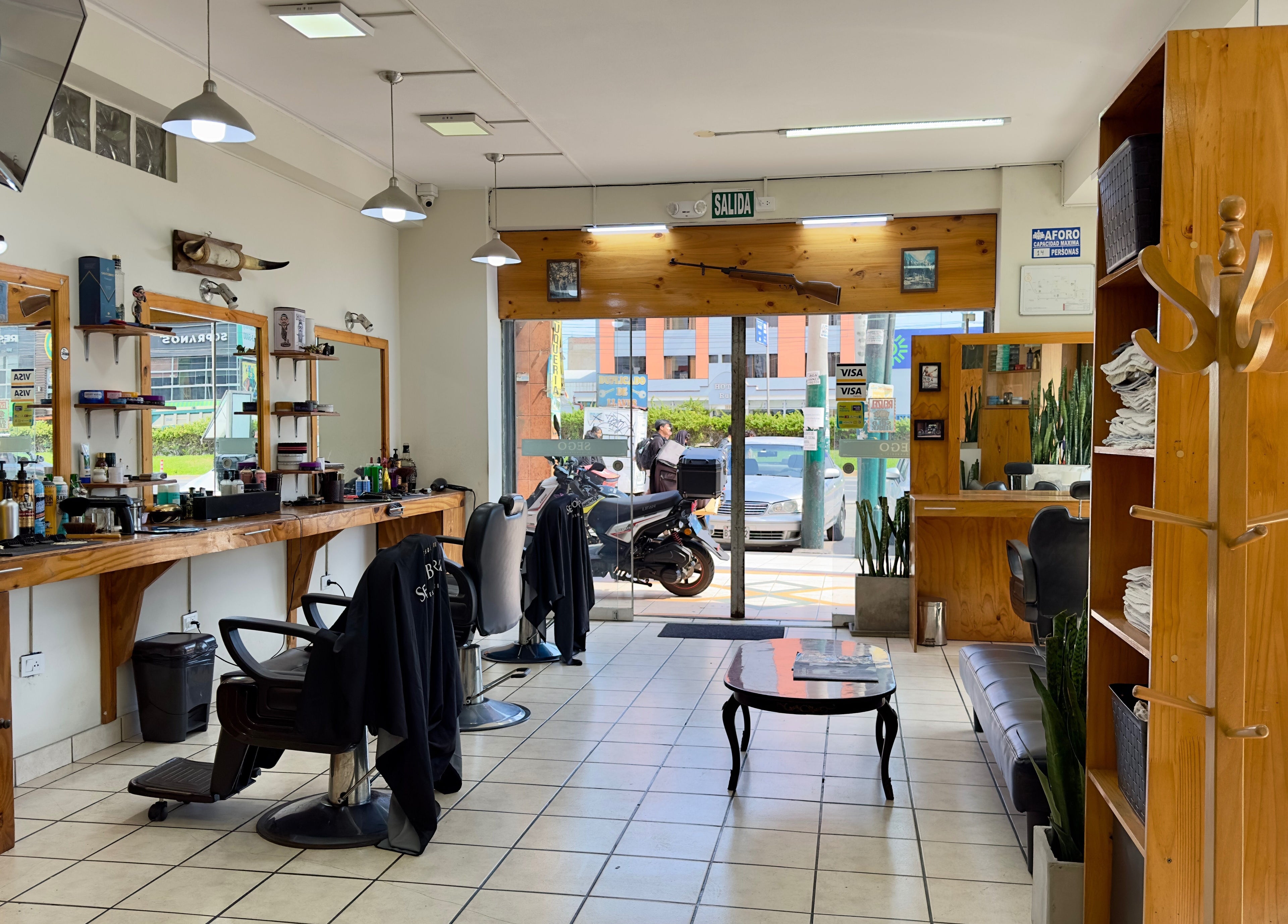 Interior de Sego Barberia en Pueblo Libre, Municipalidad Metropolitana de Lima, PE, mostrando sillas y espejos elegantes.