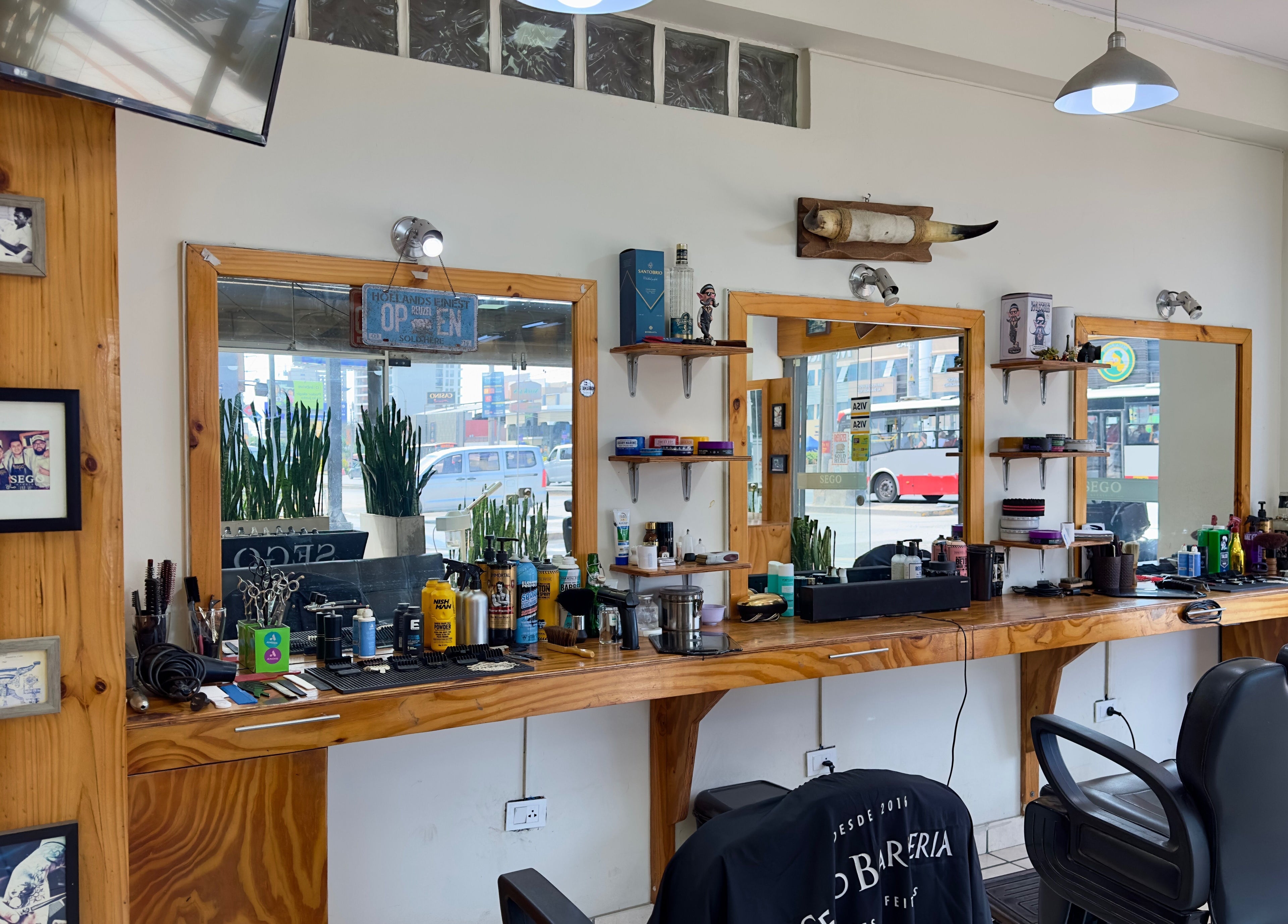 Interior moderno de Sego Barberia en Pueblo Libre, Municipalidad Metropolitana de Lima, PE, con estaciones de trabajo equipadas.