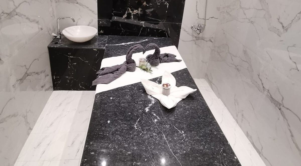 Luxurious spa table at Energy Spa Riffa, Riffa, Al-Muḥāfaẓat al-Janūbīyah, BH with folded towels and marble decor.