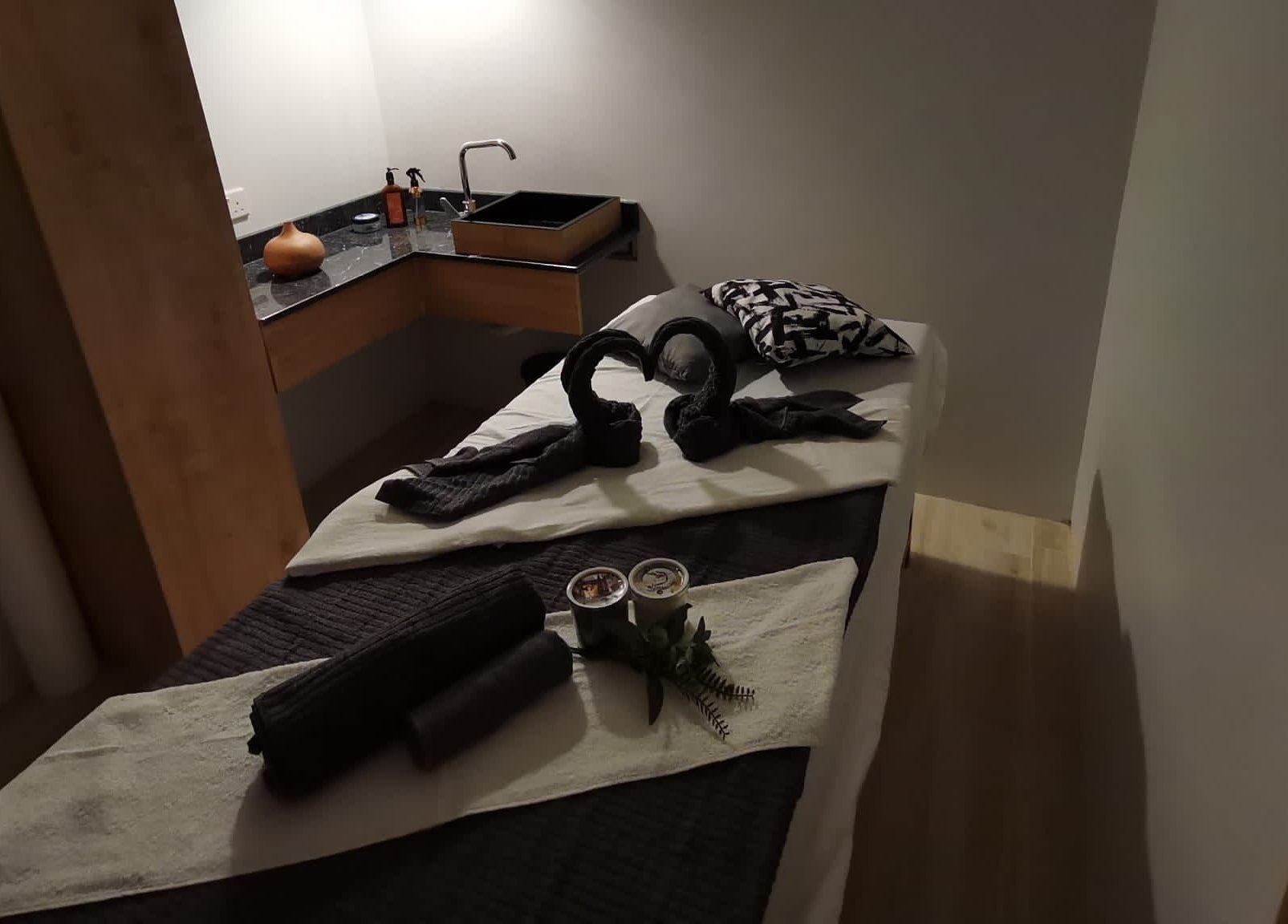 Relaxation room at Energy Spa Riffa, Riffa, Al-Muḥāfaẓat al-Janūbīyah, BH with massage bed and calming decor.