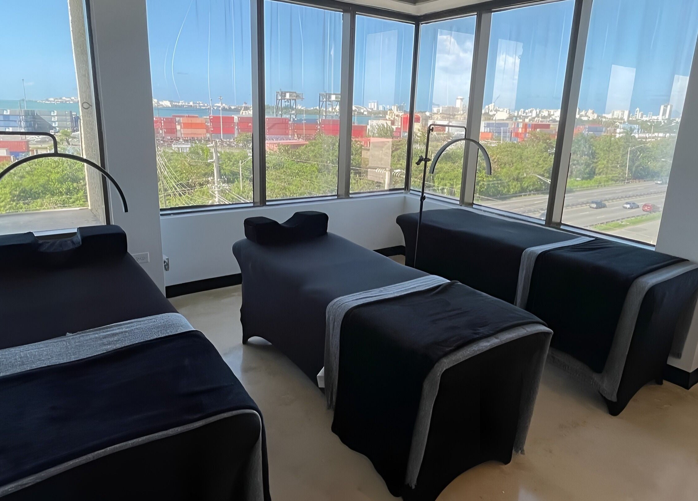 Relaxing massage room with beach views at Millie Román Studio, San Juan, San Juan, PR.