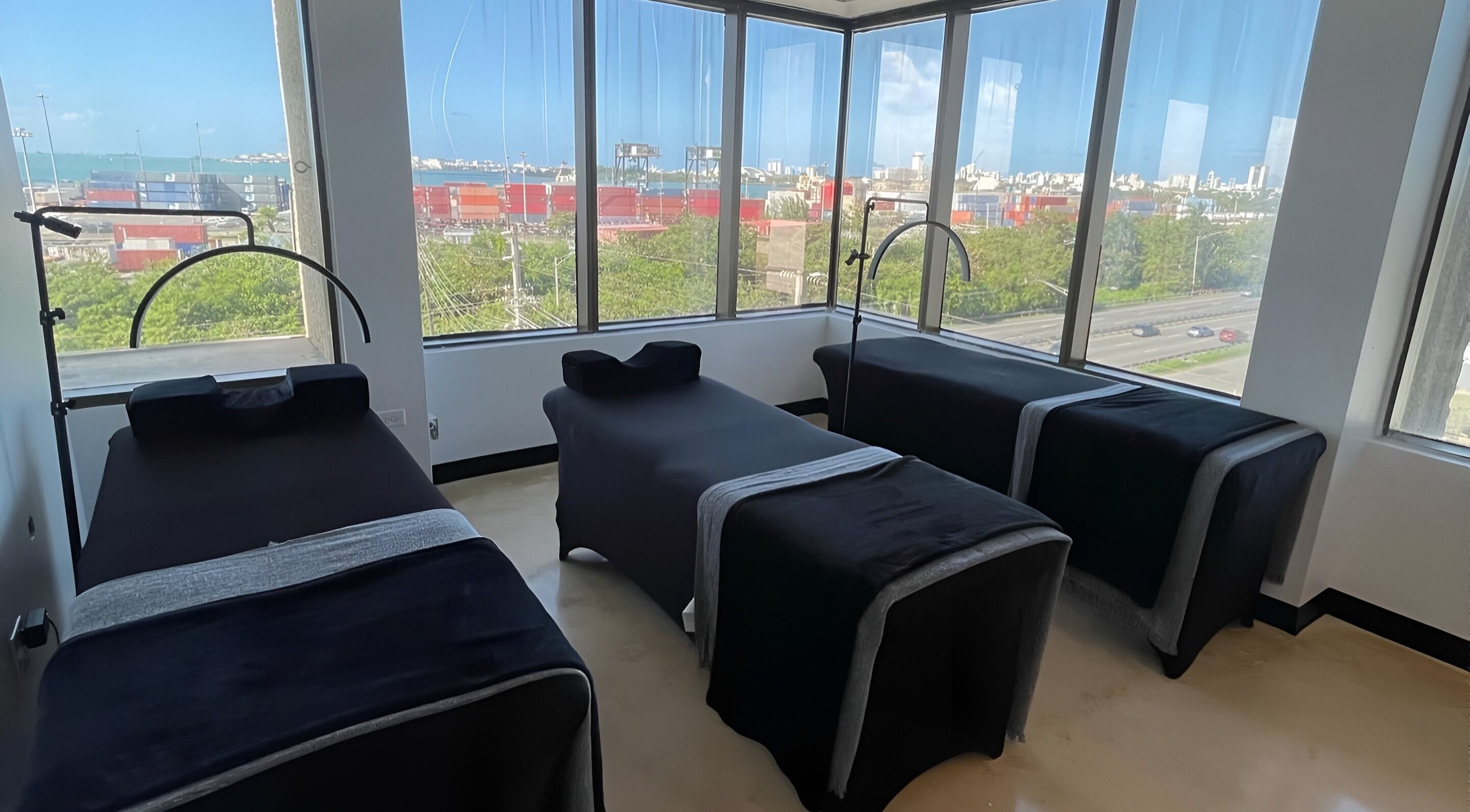 Relaxing massage room with beach views at Millie Román Studio, San Juan, San Juan, PR.