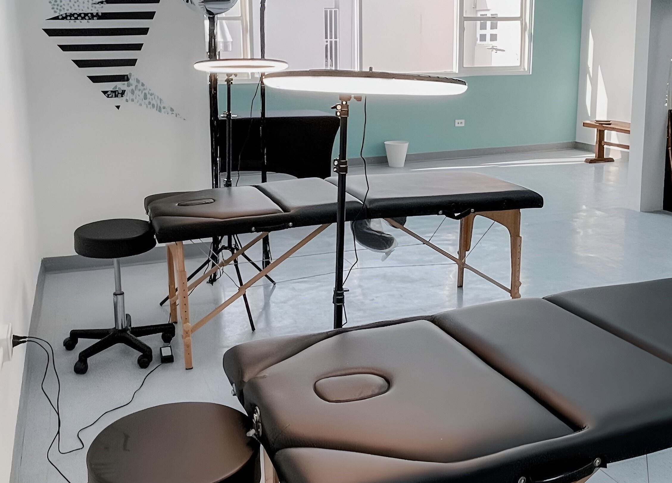 Contemporary treatment room at Millie Román Studio, San Juan, San Juan, PR, with massage tables and lighting.