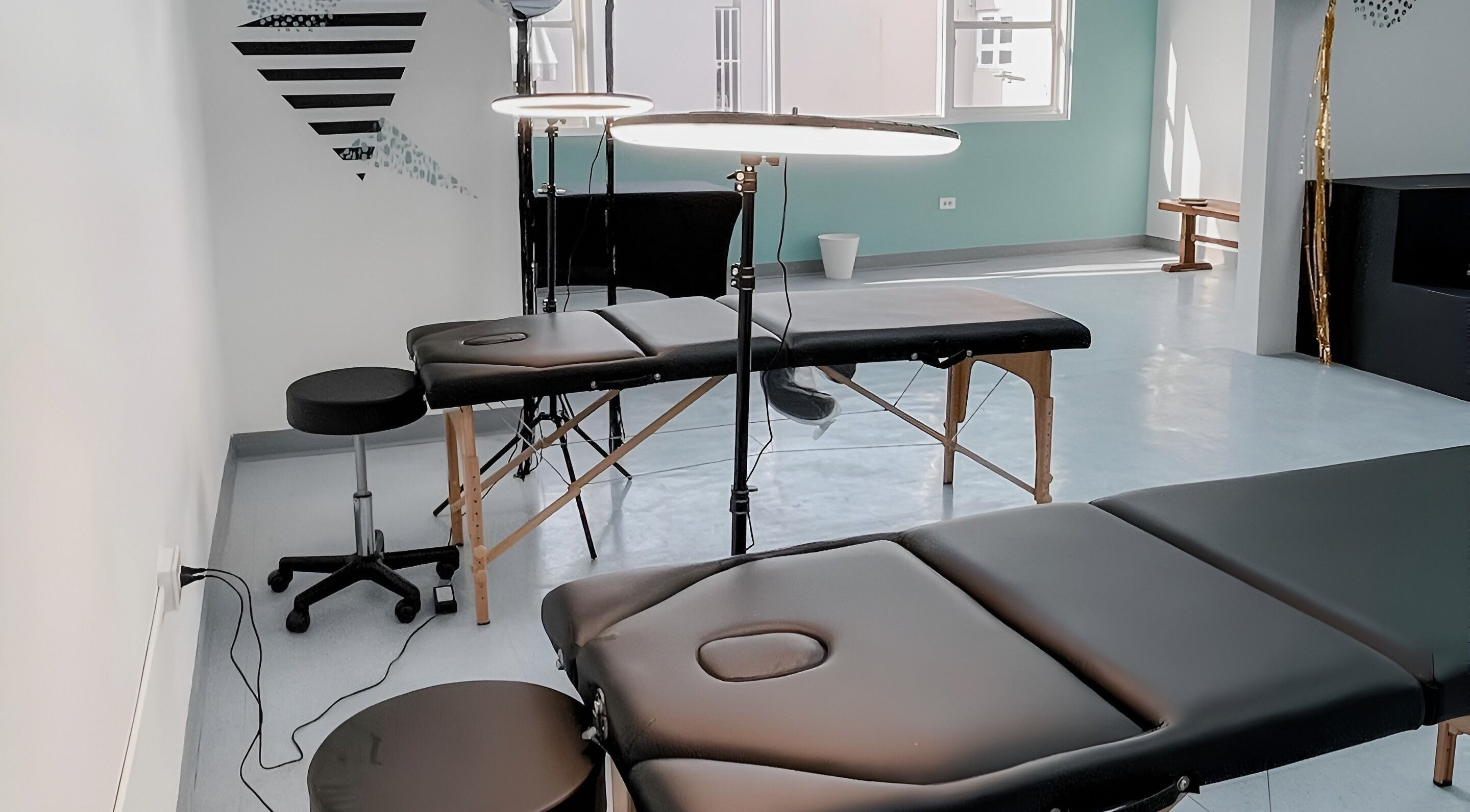 Contemporary treatment room at Millie Román Studio, San Juan, San Juan, PR, with massage tables and lighting.