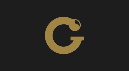 Logotipo dorado de Piercings by Gabriel en Córdoba, Córdoba, AR sobre fondo negro.