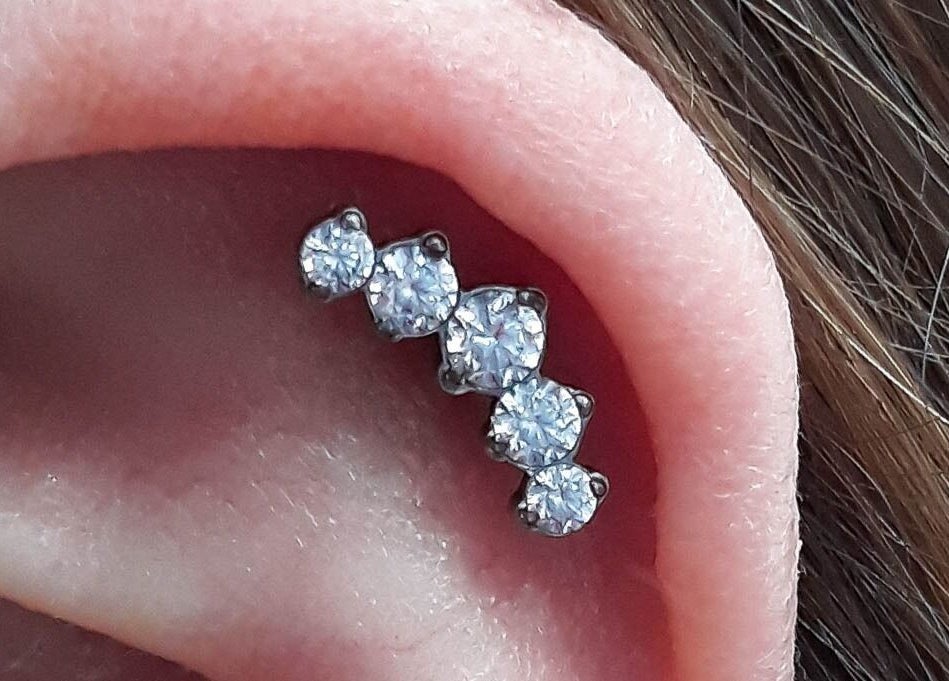 Piercing con gemas brillantes en la oreja, Piercings by Gabriel, Córdoba, Córdoba, AR.