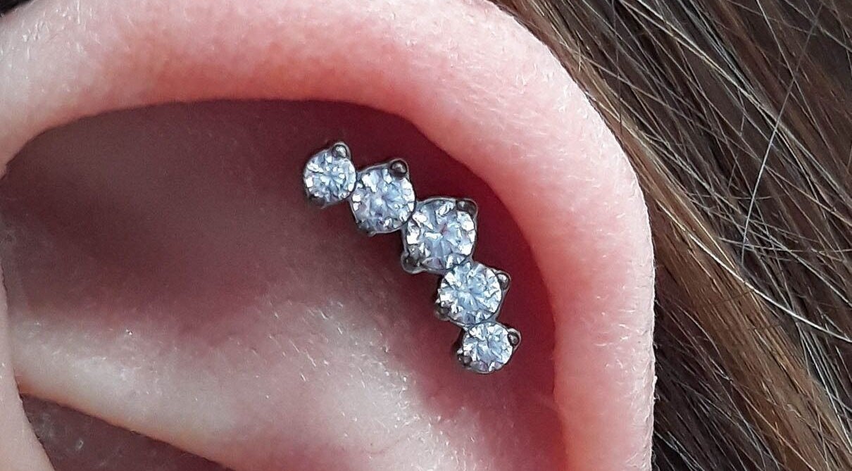 Piercing con gemas brillantes en la oreja, Piercings by Gabriel, Córdoba, Córdoba, AR.