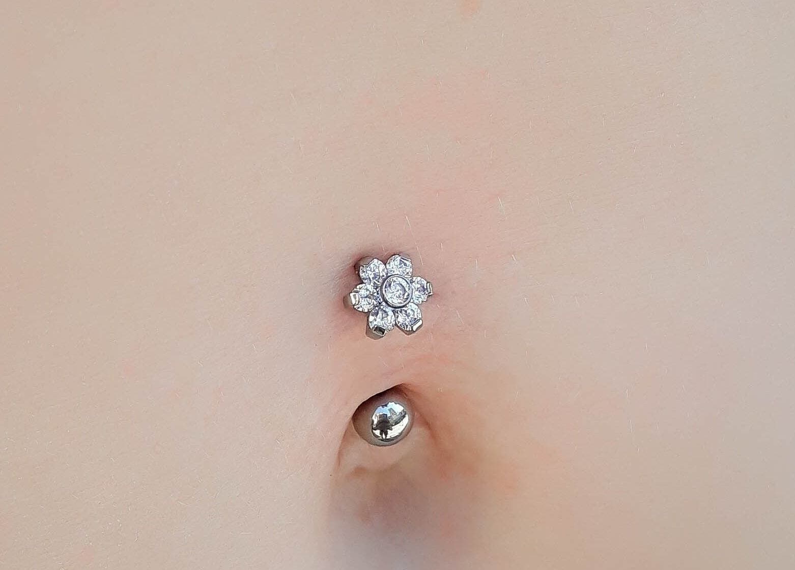 Piercing de ombligo floral en Piercings by Gabriel, Córdoba, Córdoba, AR.