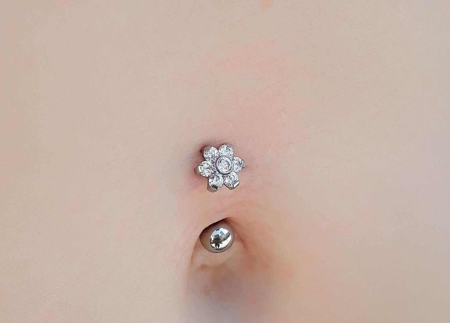 Piercing de ombligo floral en Piercings by Gabriel, Córdoba, Córdoba, AR.