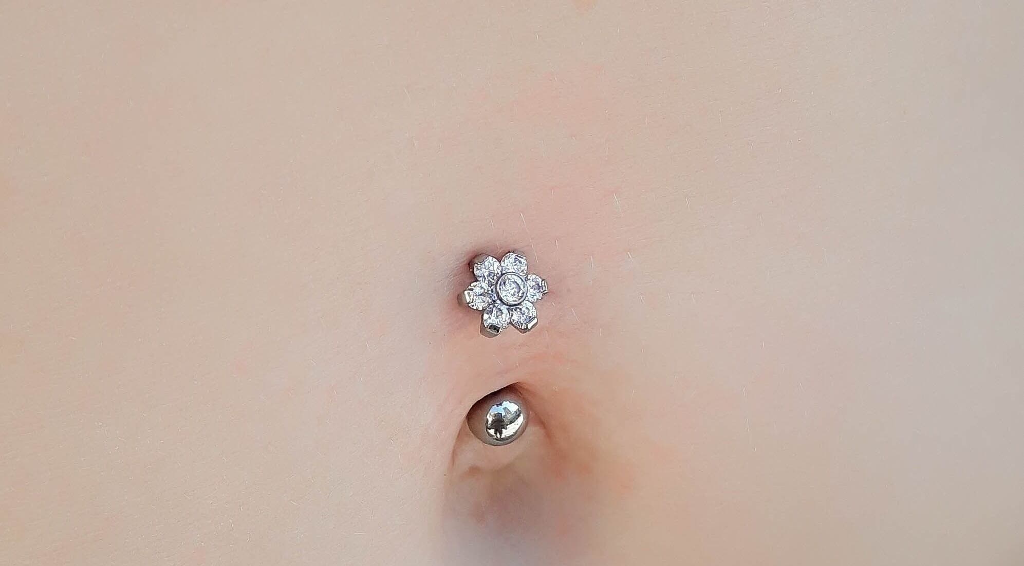 Piercing de ombligo floral en Piercings by Gabriel, Córdoba, Córdoba, AR.