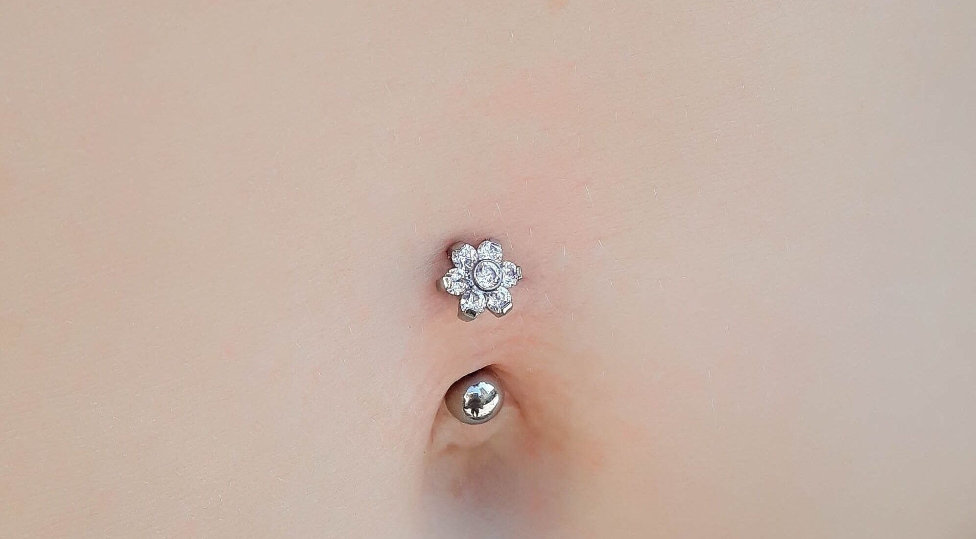 Piercing de ombligo floral en Piercings by Gabriel, Córdoba, Córdoba, AR.