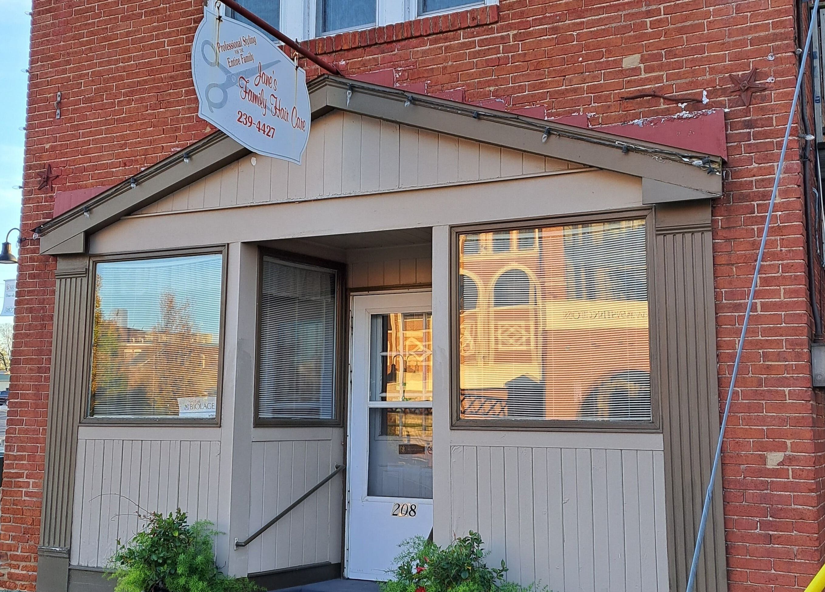 Front entrance of Hairbyscot in Washington, Missouri, US with a stylish exterior and welcoming vibe.