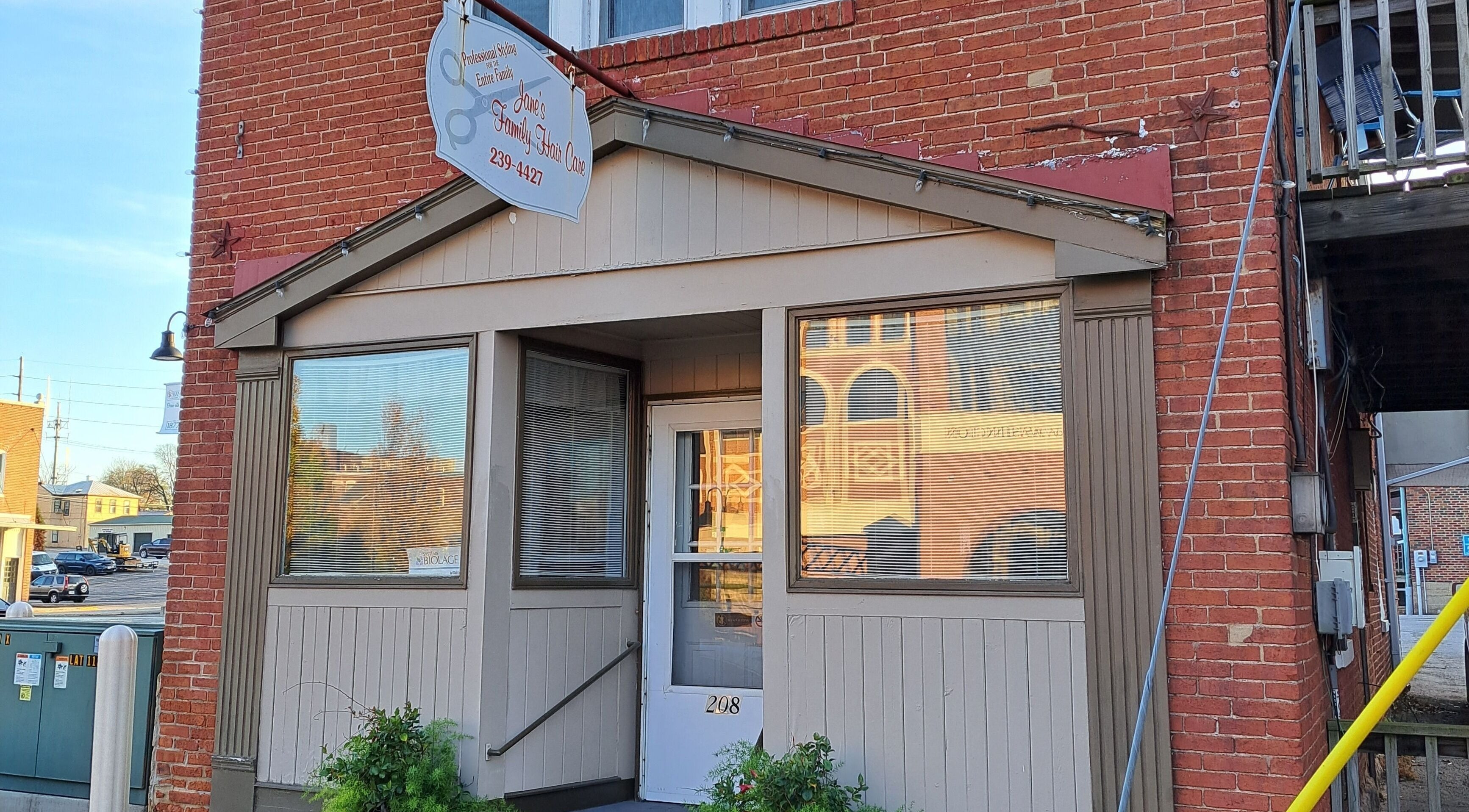 Front entrance of Hairbyscot in Washington, Missouri, US with a stylish exterior and welcoming vibe.