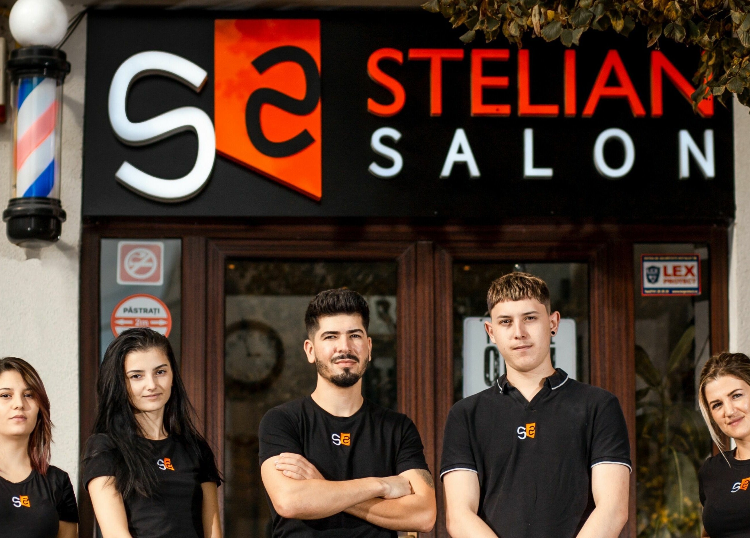 Echipa Stelian Salon în fața locației, Mizil, Județul Prahova, RO.
