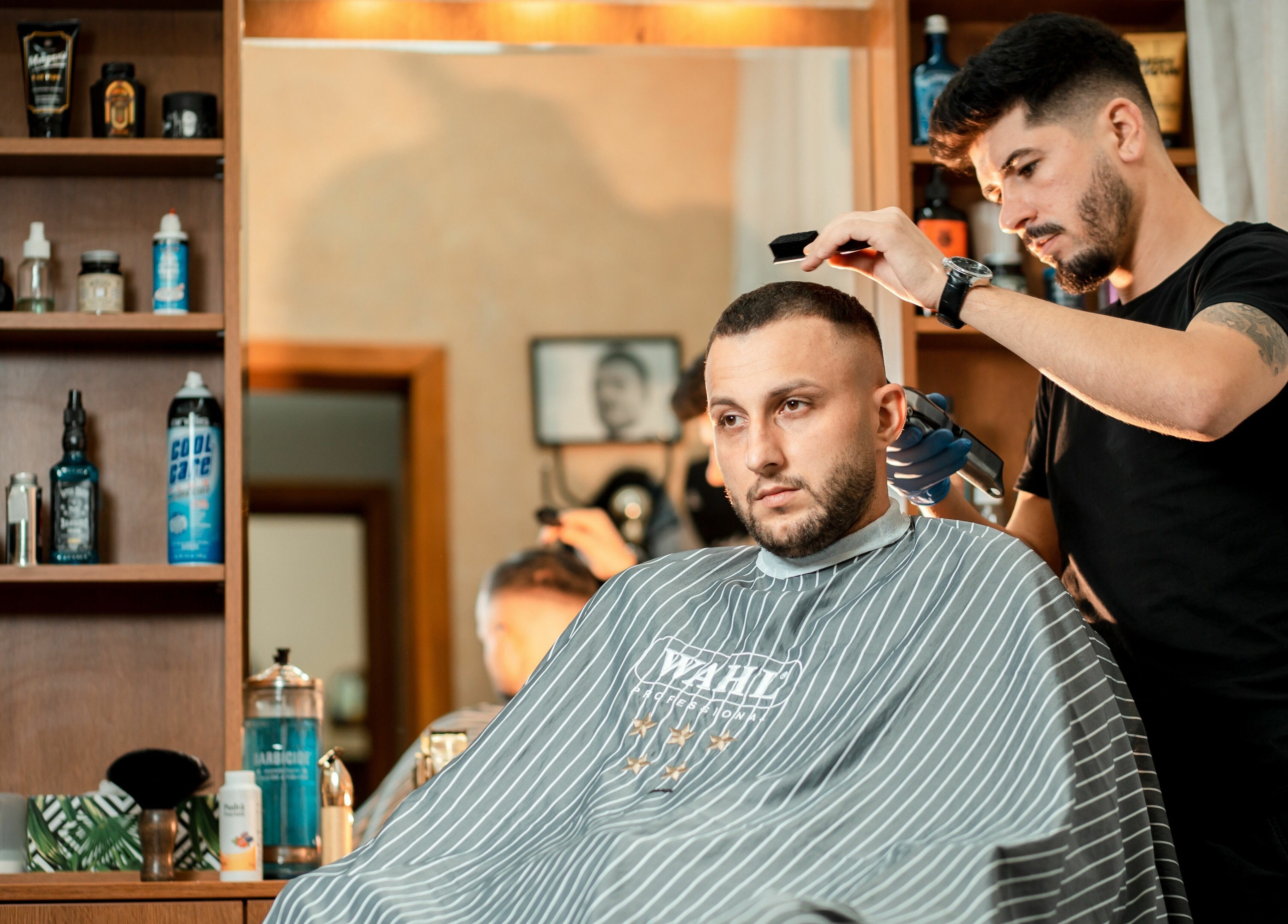 Clientul primește o tunsoare modernă la Stelian Salon, Mizil, Județul Prahova, RO.