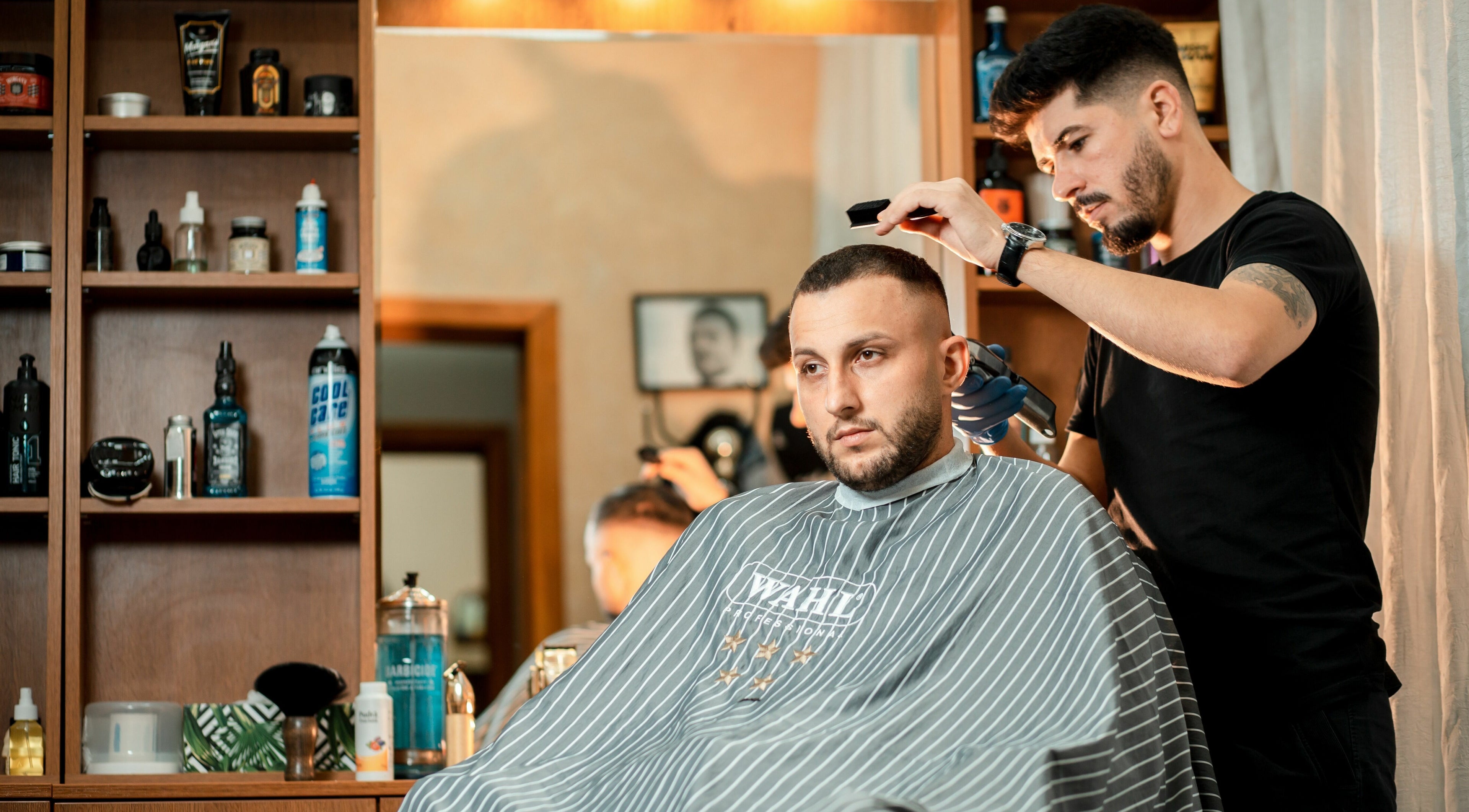 Clientul primește o tunsoare modernă la Stelian Salon, Mizil, Județul Prahova, RO.