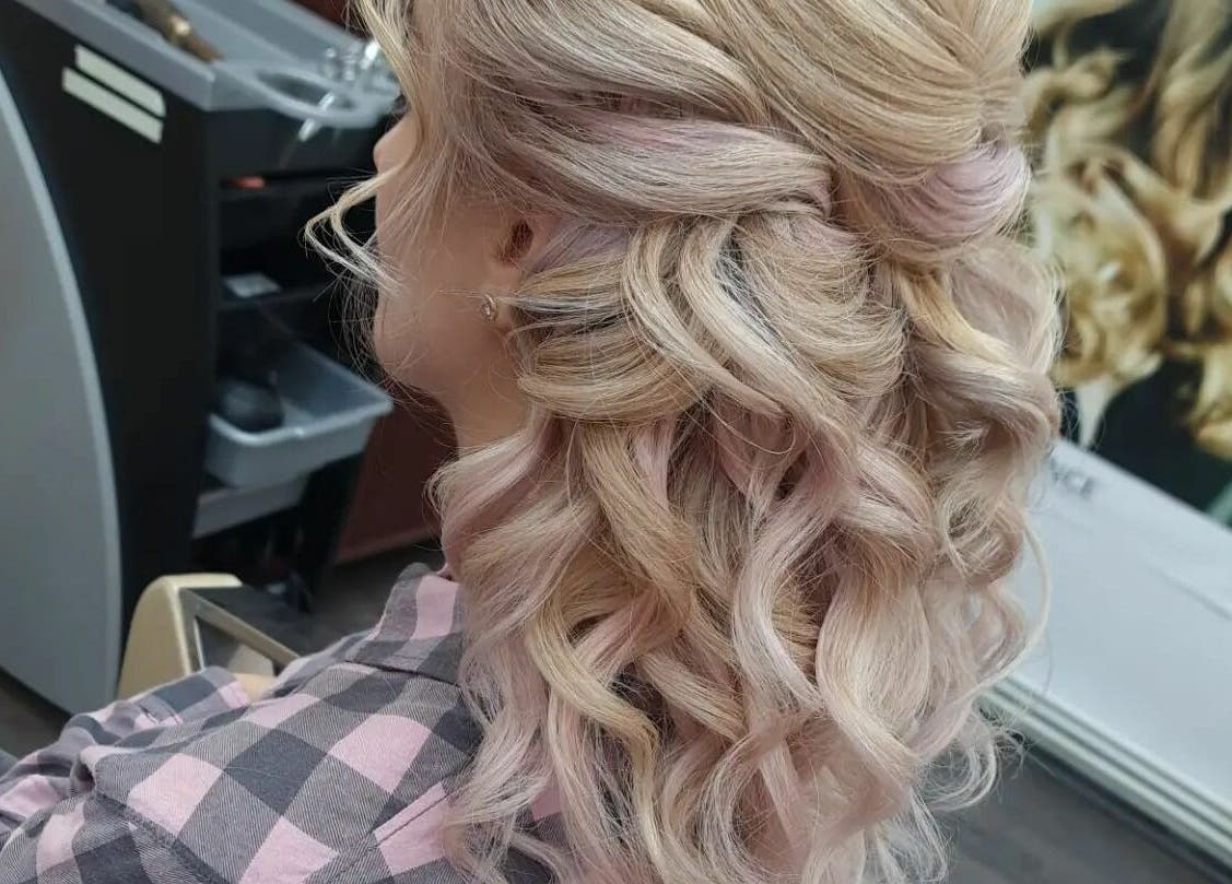 Coafură elegantă cu bucle blonde realizată la Stelian Salon, Mizil, Județul Prahova, RO.