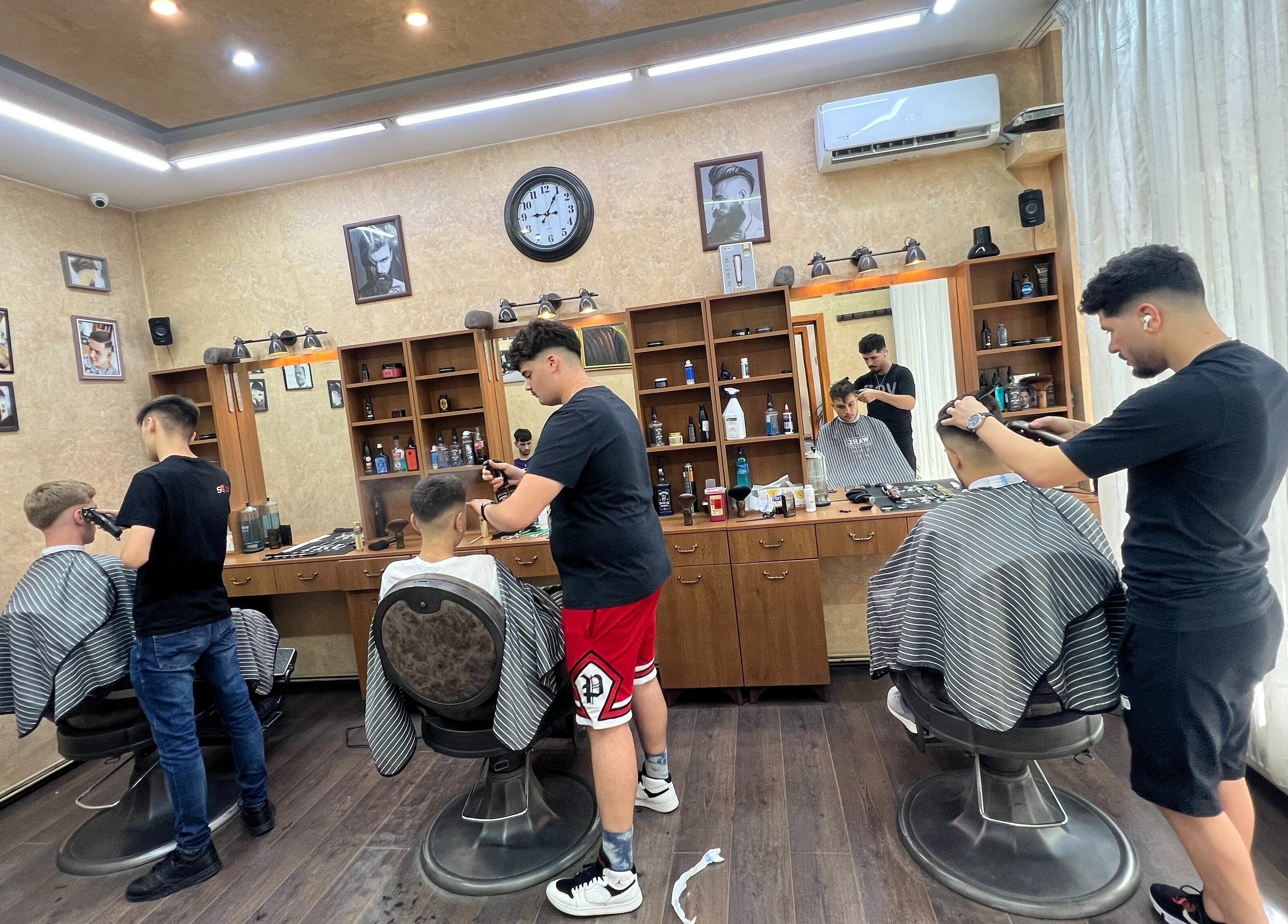 Tineri stilisti la Stelian Salon, Mizil, Județul Prahova, RO, lucrează într-un cadru modern și elegant.