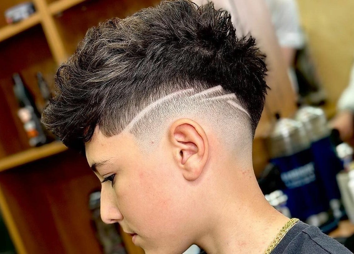 Tânăr cu tunsoare modernă la Stelian Salon, Mizil, Județul Prahova, RO, stilizat cu atenție.