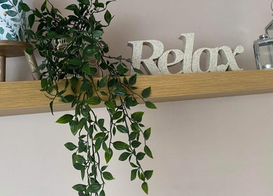 Relaxing shelf decor at Gardenia Beauty Mobile Treatments in Blackpool, England, GB with plants and lanterns.