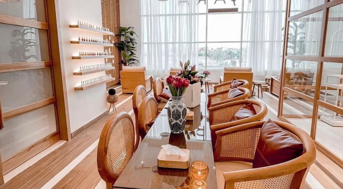 Stylish waiting area at Tiara Beauty Studio, Al Khobar, Eastern Province, SA with chic decor and natural lighting.