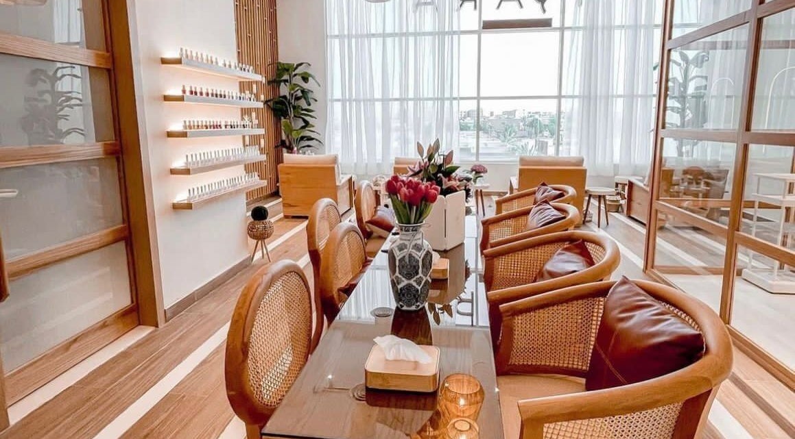 Stylish waiting area at Tiara Beauty Studio, Al Khobar, Eastern Province, SA with chic decor and natural lighting.