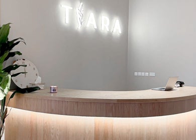 Elegant reception at Tiara The Spa in الخبر, المنطقة الشرقية, SA featuring a wooden desk and decorative plant.