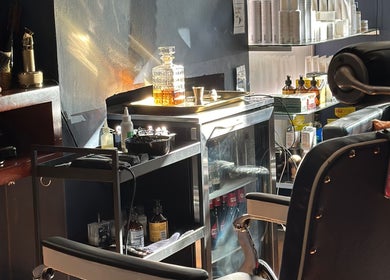 Grand Royal Barbers - Darlinghurst offers a chic, stylish setup in Sydney, New South Wales, AU.